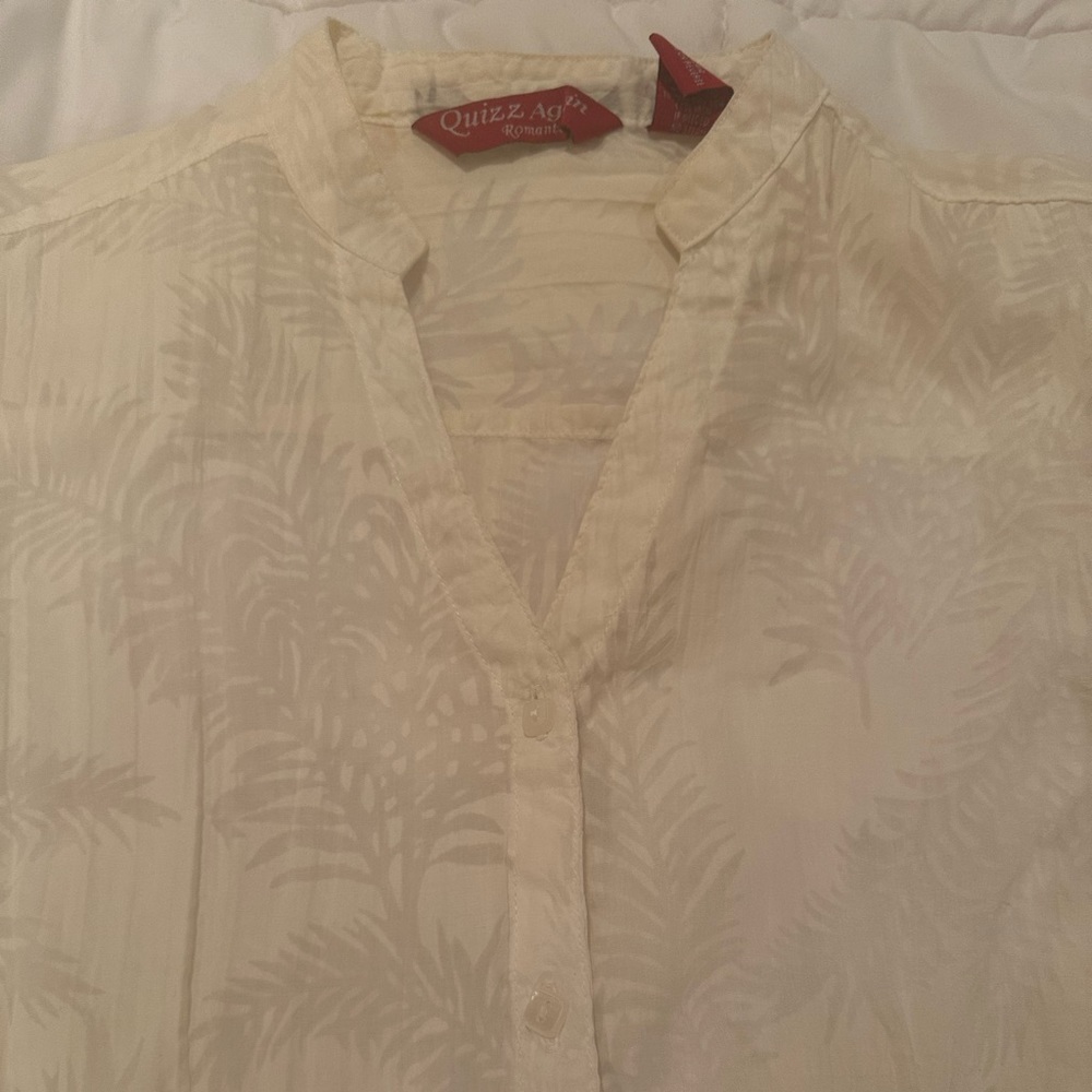💥 $5 if bundled Medium White Semi Sheer Button Up Short Sleeve Blouse - Picture 4 of 11